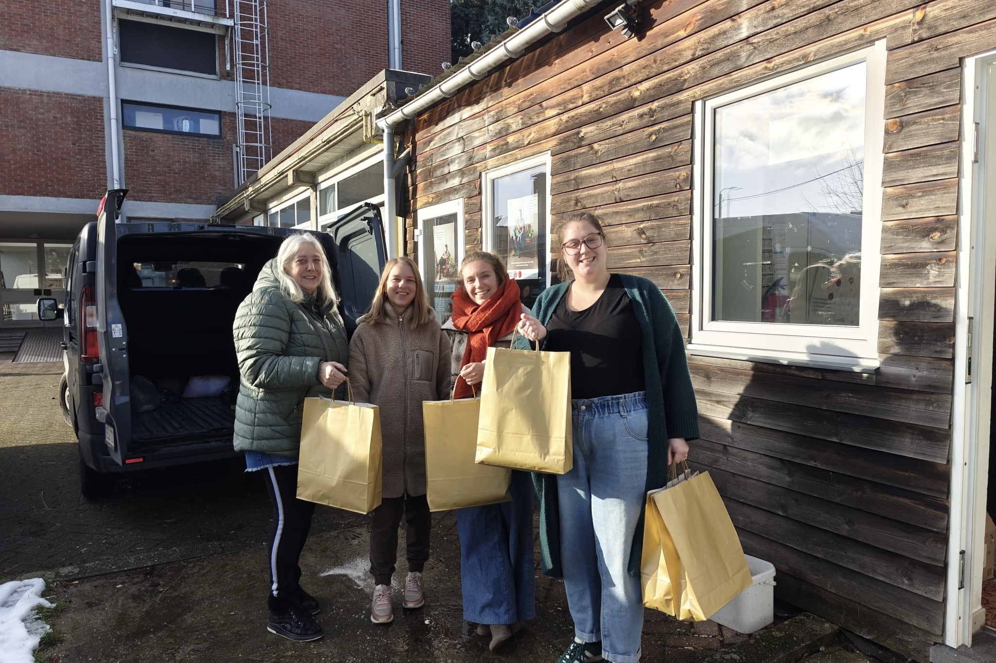 Sjaals, mutsen en chocolade voor vrouwen in armoede